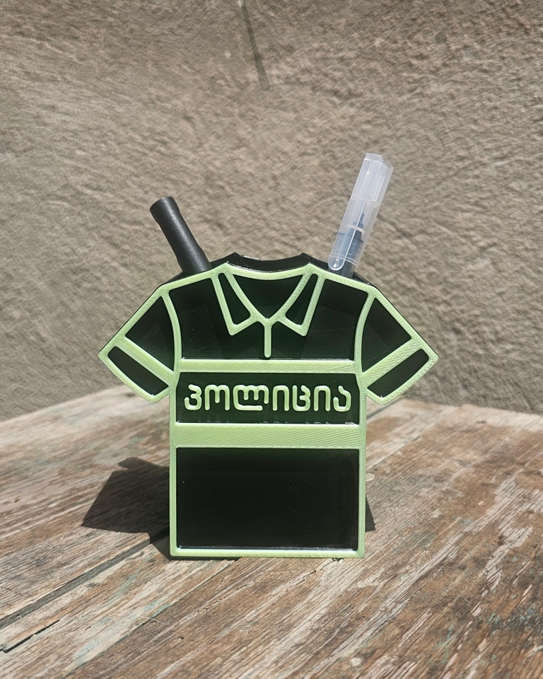 პოლიციის ფორმის კალმის სადგამი